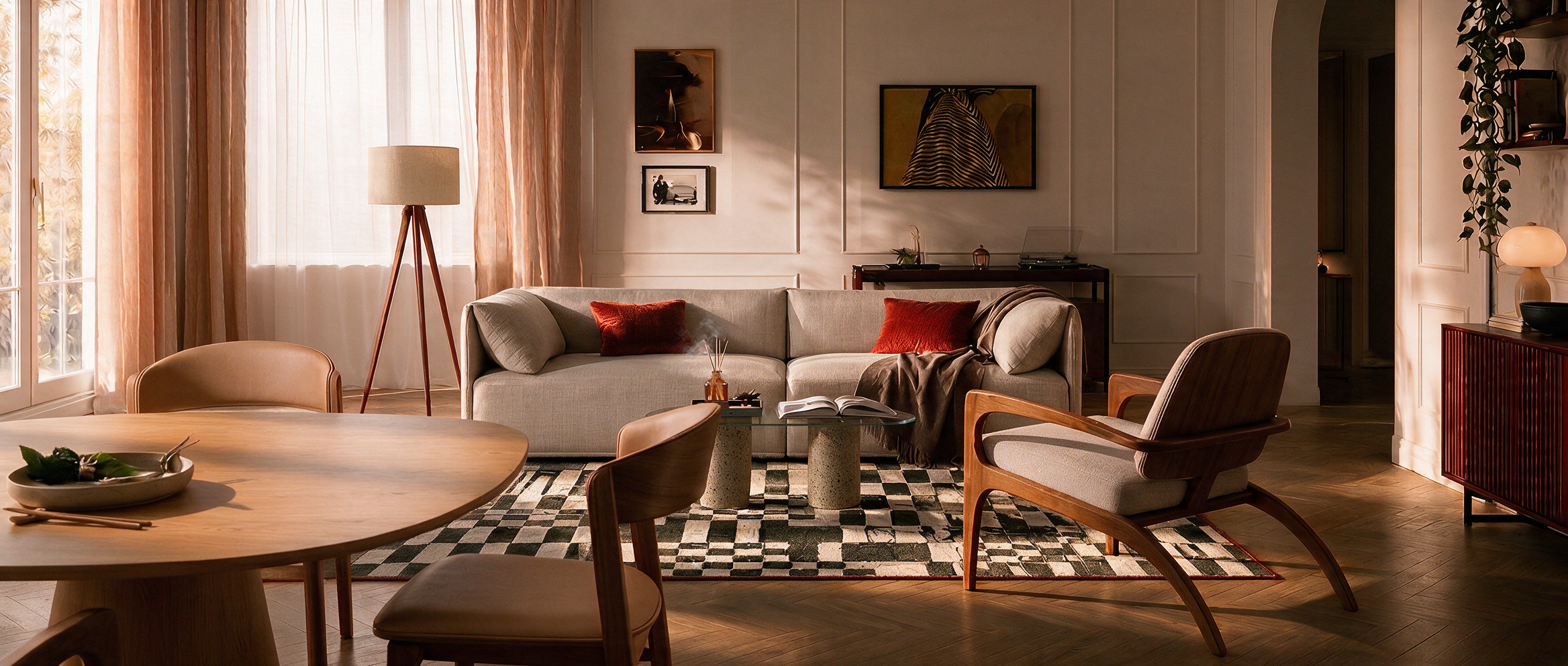 Sala com sofá claro, madeira e luz natural entre cortinas de linho
