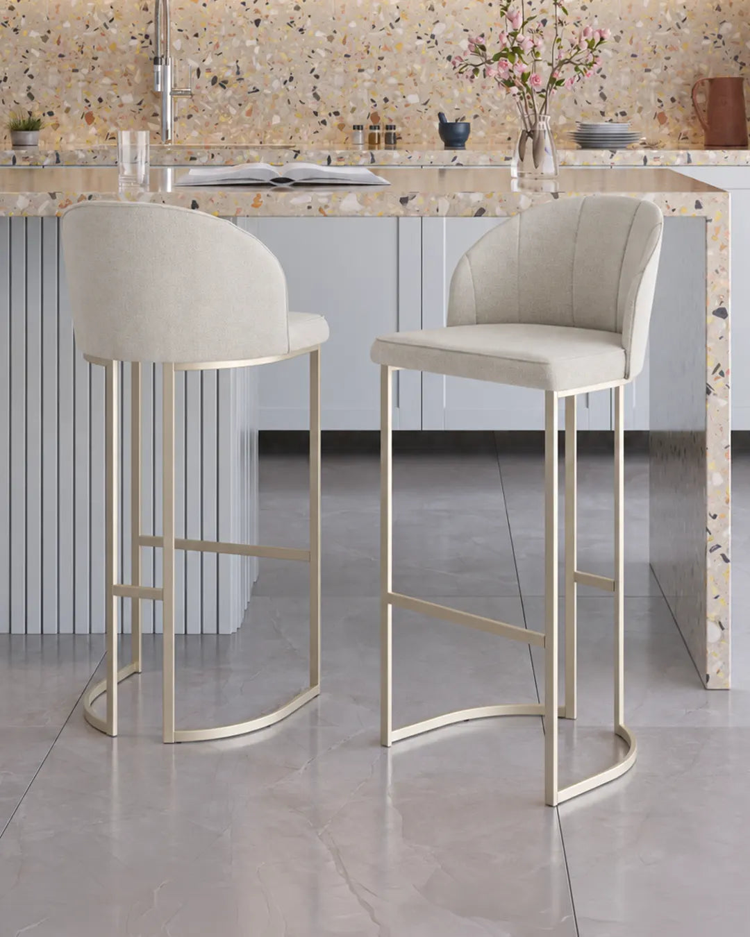 Banqueta Alta de Aço Estofada com Braços Beverly - Champanhe c/ Soft Palha