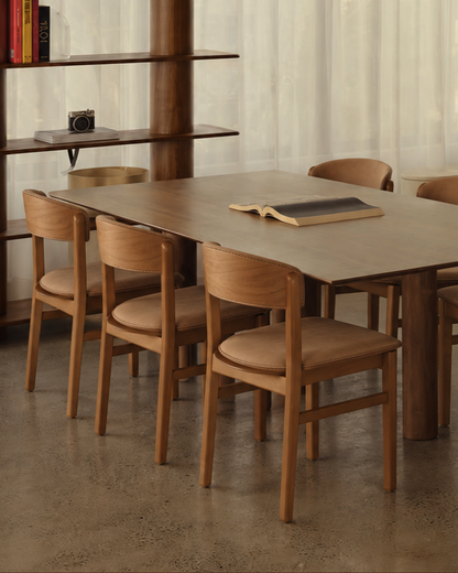 Cadeira de Madeira Maciça Estofada Arbor - Natural c/ PU Caramelo