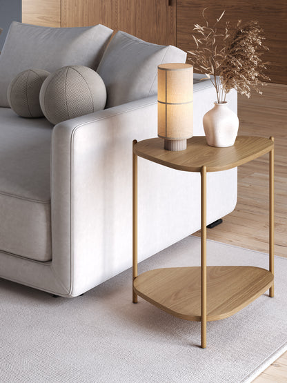 Mesa Lateral com Prateleira Orgânica e Pés em Aço Nami 44 cm - Mel c/ Dourado