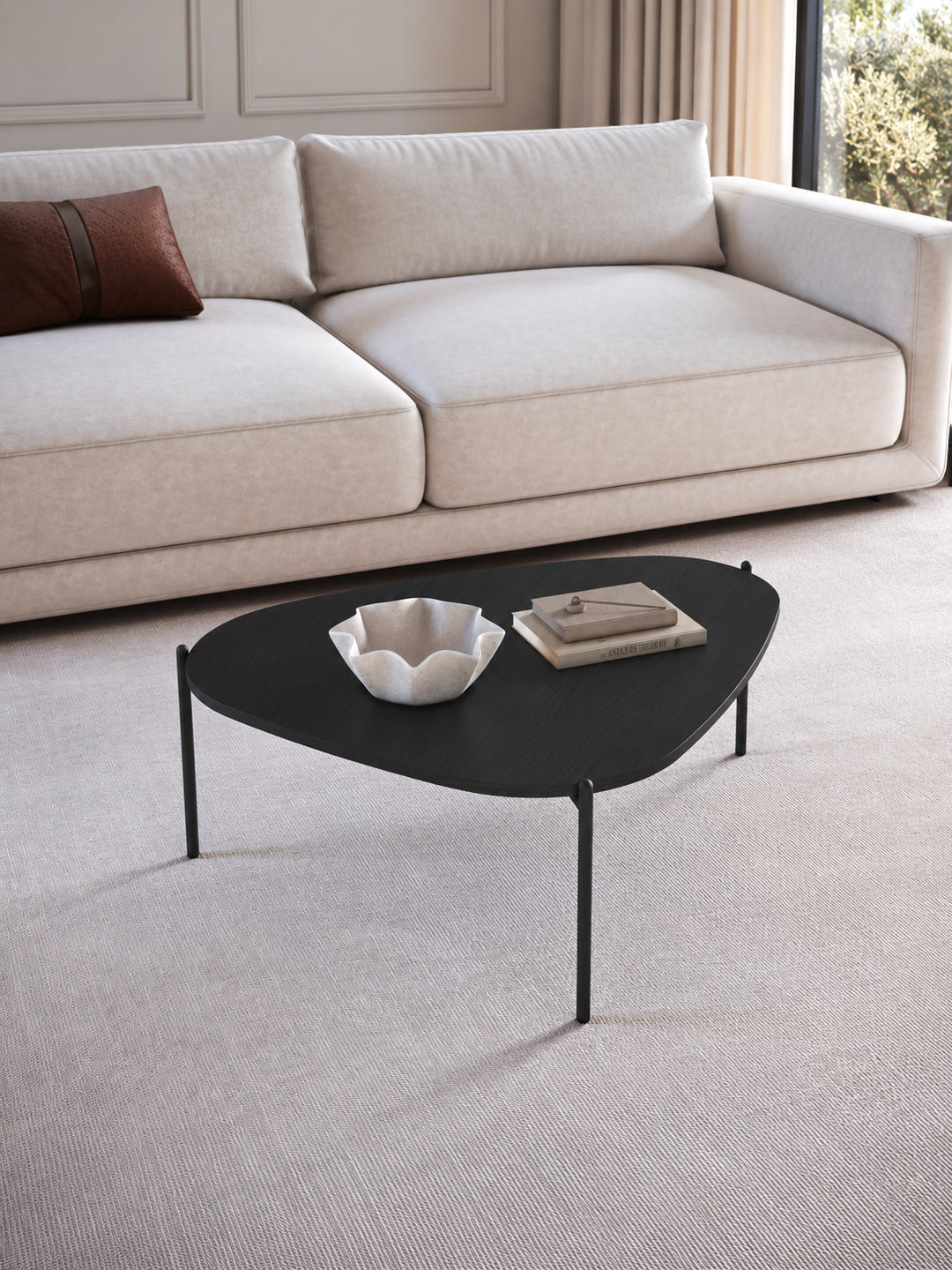 Mesa de Centro Orgânica com Pés em Aço Nami 77 cm - Preto Fosco