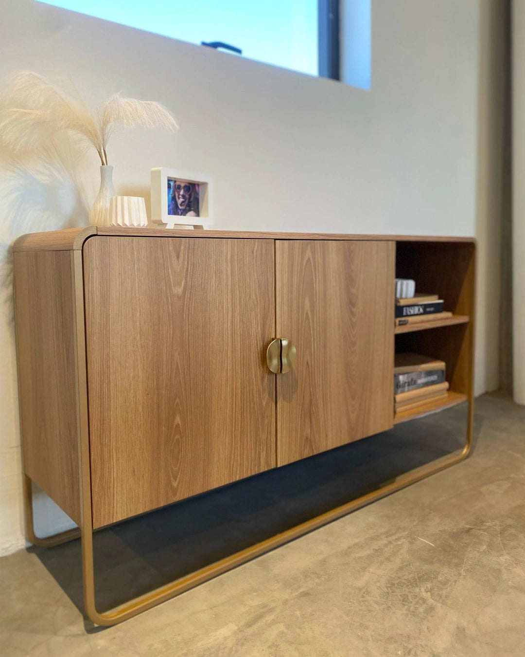 Buffet 2 Portas 1 Prateleira Pés em Aço Dunna 135 cm - Mel c/ Dourado