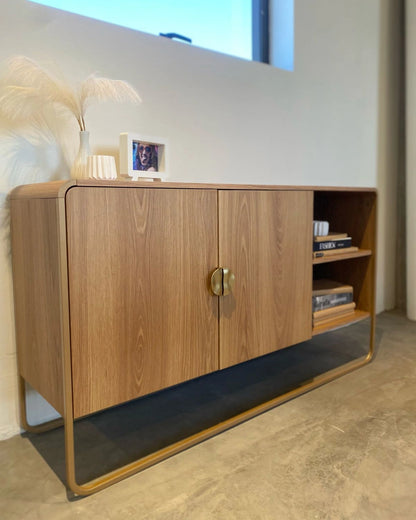 Buffet 2 Portas 1 Prateleira Pés em Aço Dunna 135 cm - Mel c/ Dourado