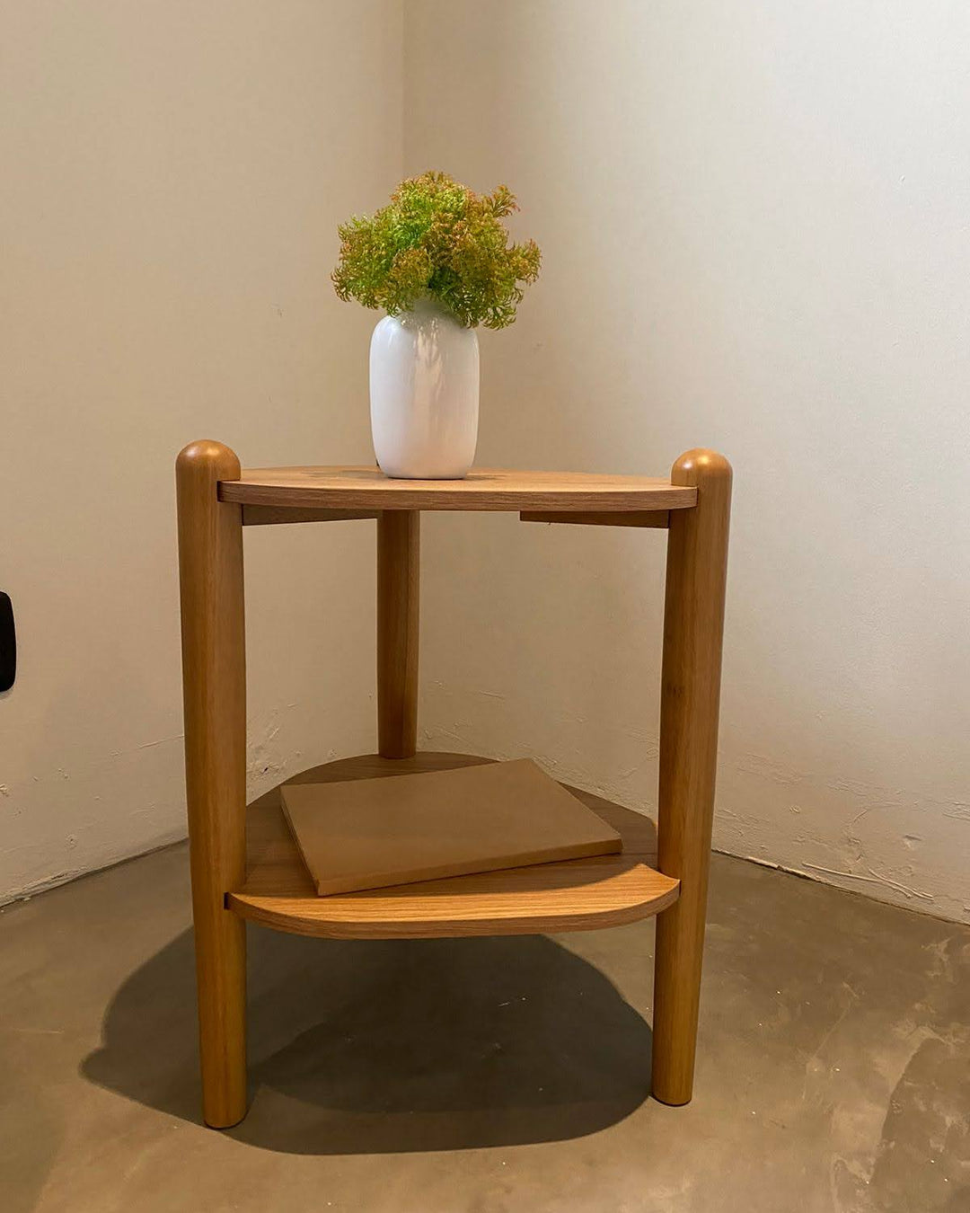 Mesa Lateral com Prateleira Orgânica com Pés em Madeira Maciça Mori 45 cm - Mel