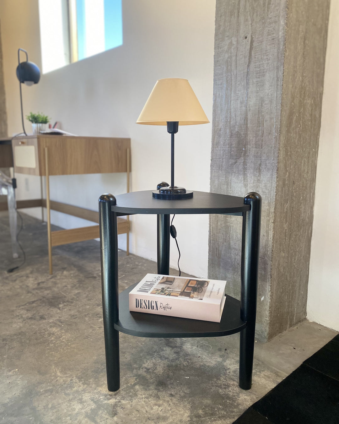 Mesa Lateral com Prateleira Orgânica com Pés em Madeira Maciça Mori 45 cm - Preto Fosco