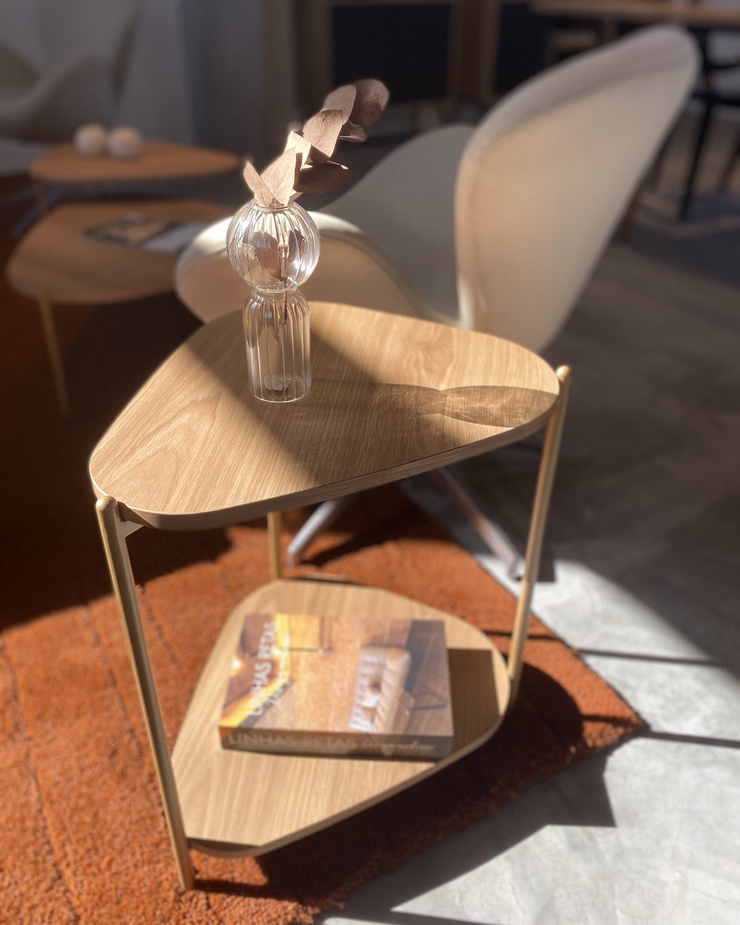 Mesa Lateral com Prateleira Orgânica e Pés em Aço Nami 44 cm - Mel c/ Dourado