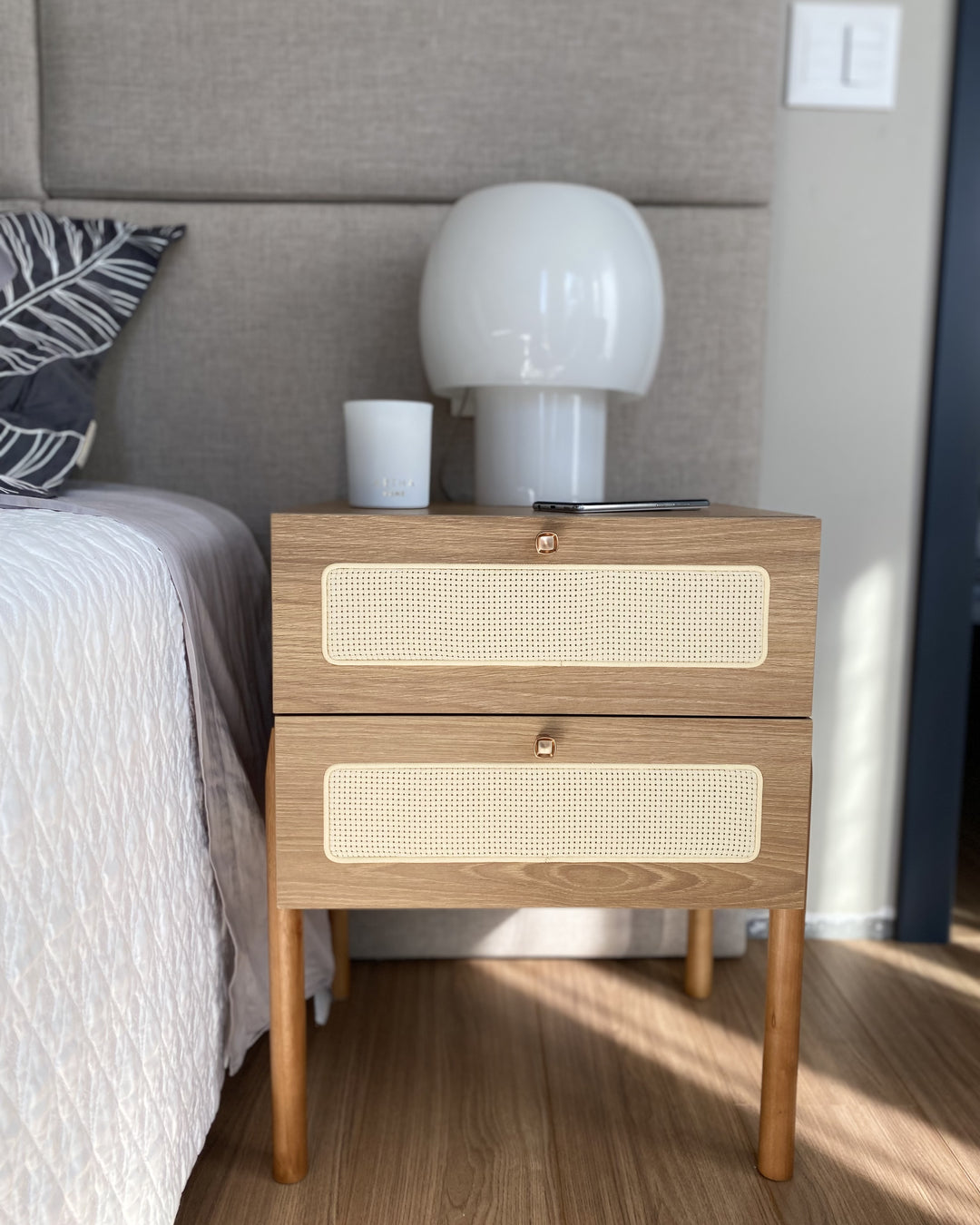Mesa de Cabeceira 2 Gavetas com Pés em Madeira Maciça Urdi 48 cm - Mel
