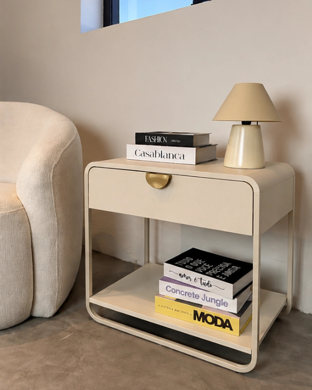 Mesa de Cabeceira 1 Gaveta 1 Prateleira Pés em Aço Dunna 60 cm - Off White c/ Dourado