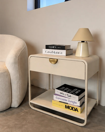Mesa de Cabeceira 1 Gaveta 1 Prateleira Pés em Aço Dunna 60 cm - Off White c/ Dourado