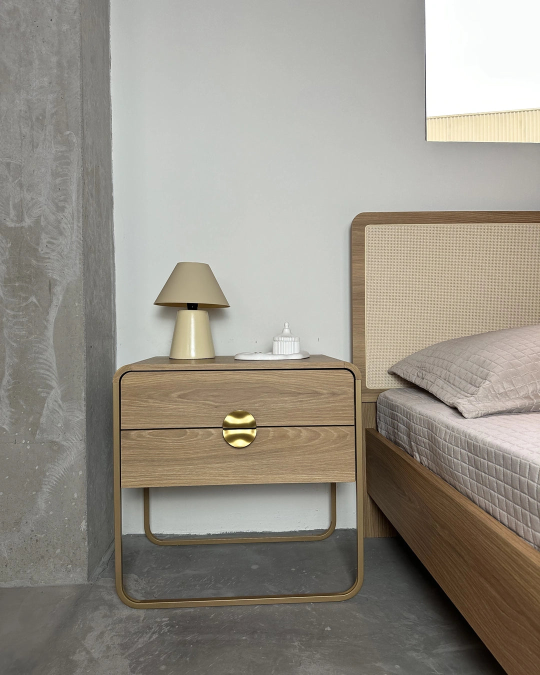 Mesa de Cabeceira 2 Gavetas Pés em Aço Dunna 60 cm - Mel c/ Dourado