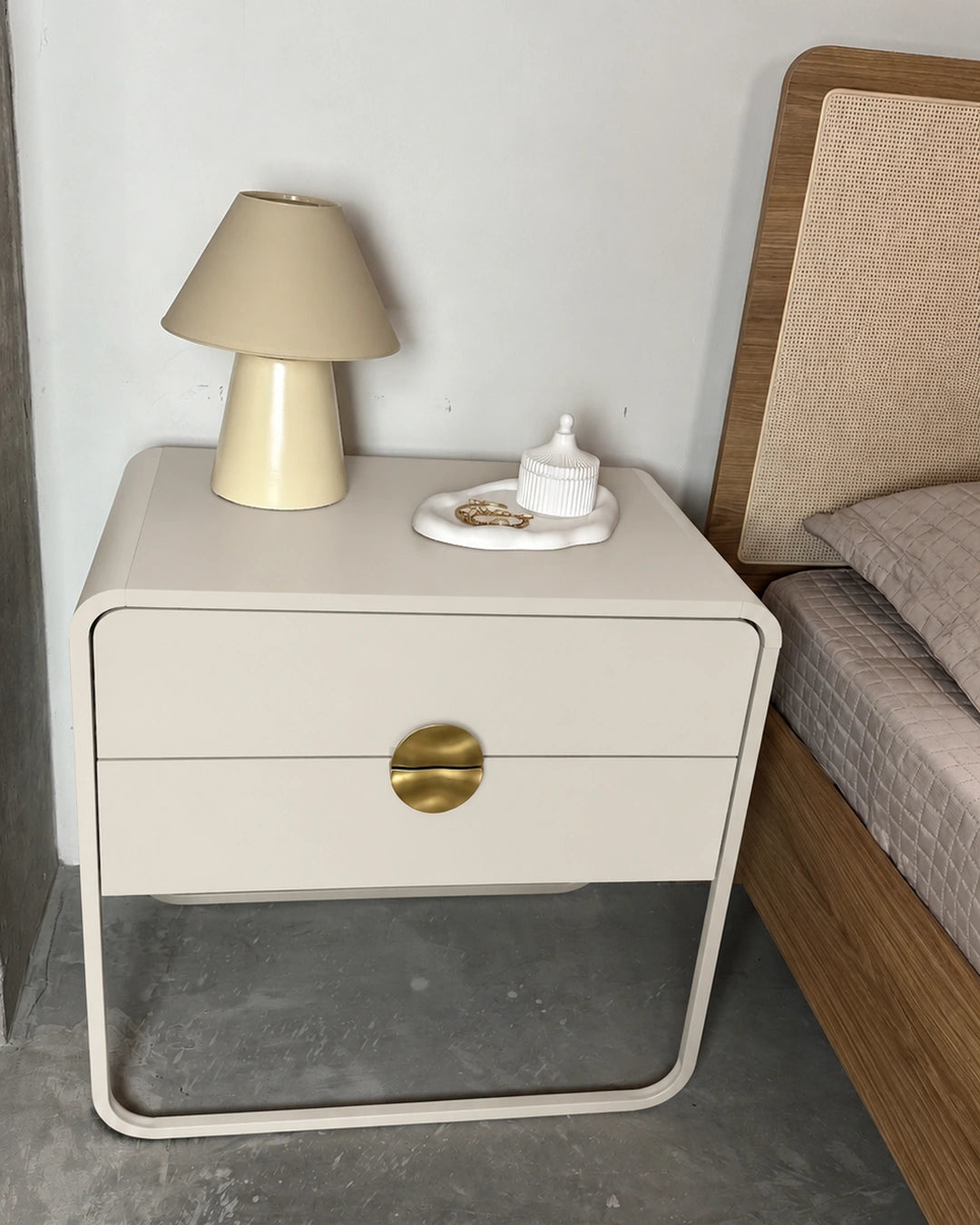 Mesa de Cabeceira 2 Gavetas Pés em Aço Dunna 60 cm - Off White c/ Dourado