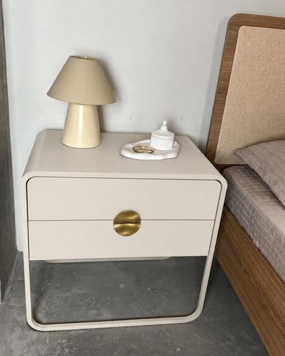Mesa de Cabeceira 2 Gavetas Pés em Aço Dunna 60 cm - Off White c/ Dourado