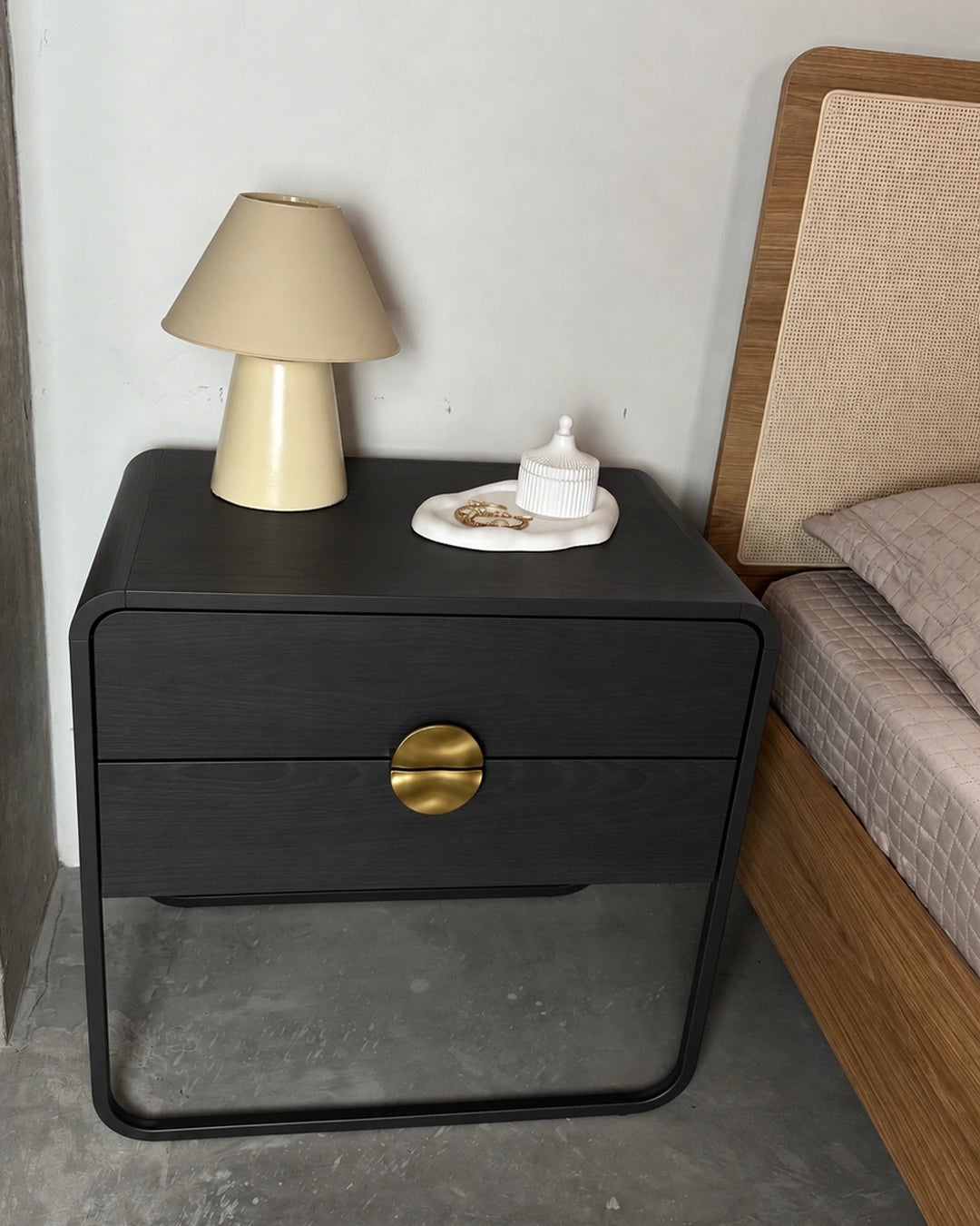 Mesa de Cabeceira com 2 Gavetas Dunna 60 cm - Preto c/ Dourado