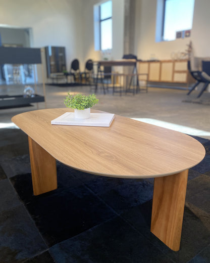 Mesa de Centro Orgânica com Pés de Madeira Maciça Moova 120 cm - Mel