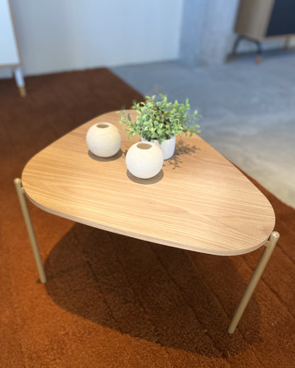 Mesa de Centro Orgânica com Pés em Aço Nami 59 cm - Mel c/ Dourado