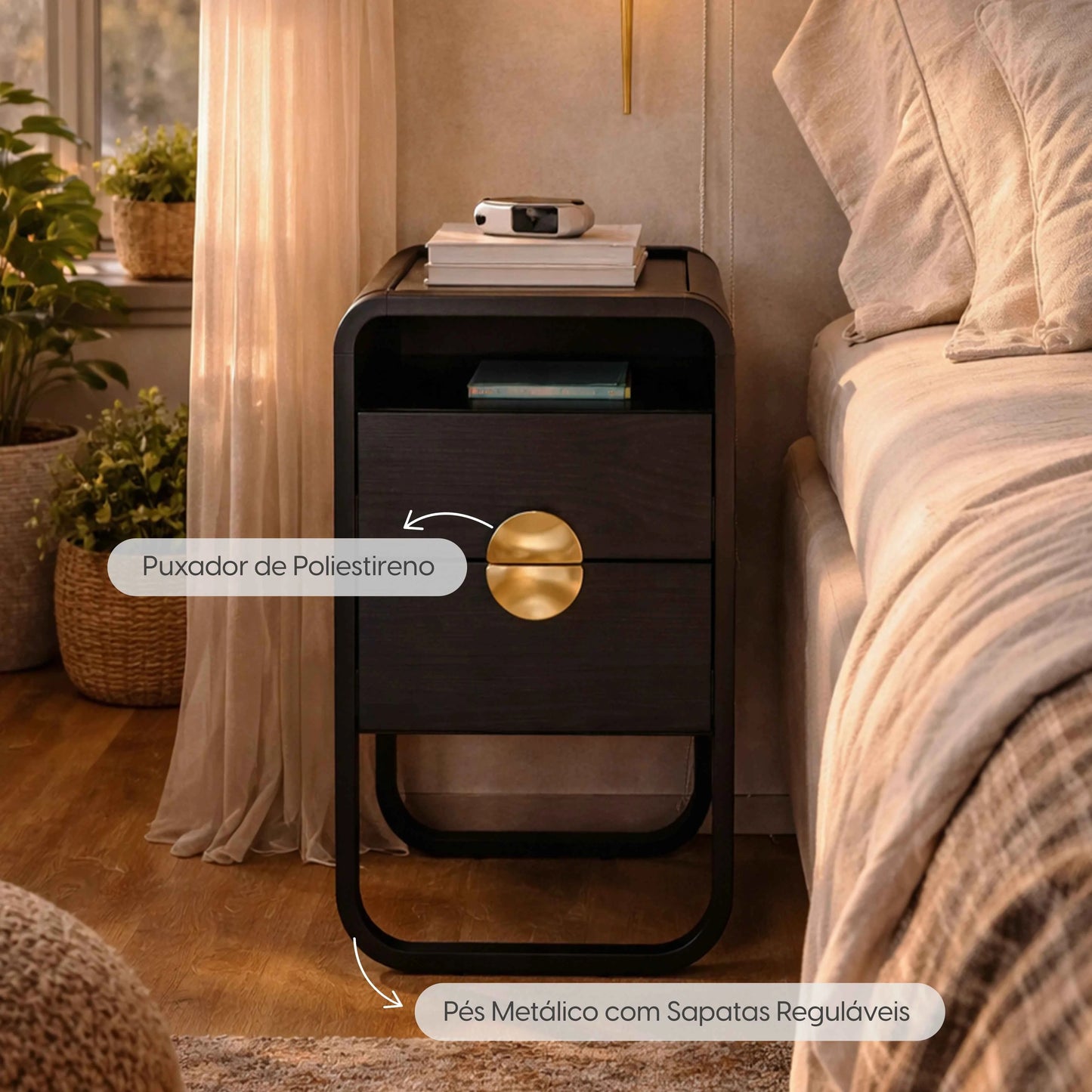 Conjunto 2 Mesas de Cabeceira com 2 Gavetas 1 Nicho e Cômoda Dunna - Preto c/ Dourado
