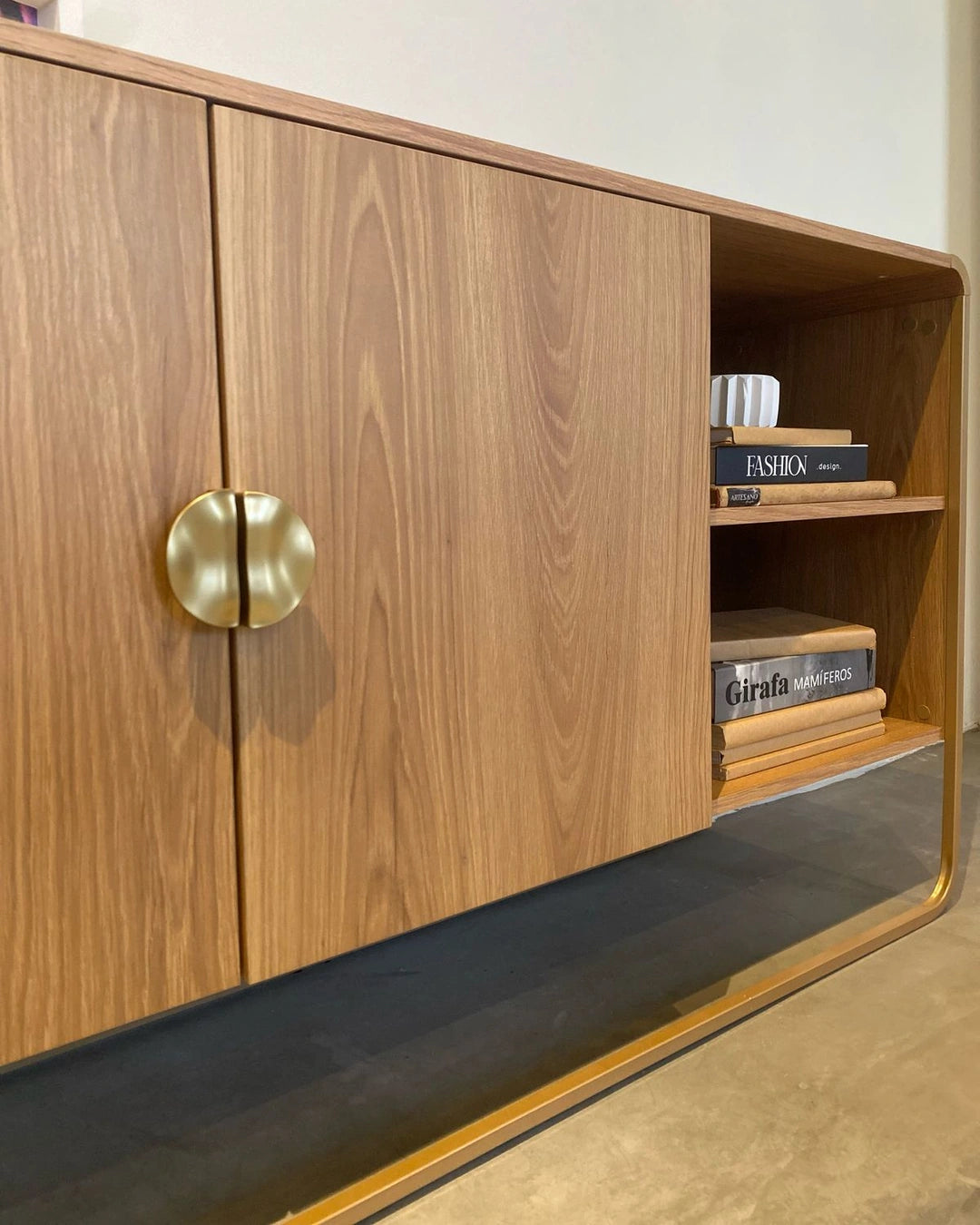 Buffet 2 Portas 1 Prateleira Pés em Aço Dunna 135 cm - Mel c/ Dourado