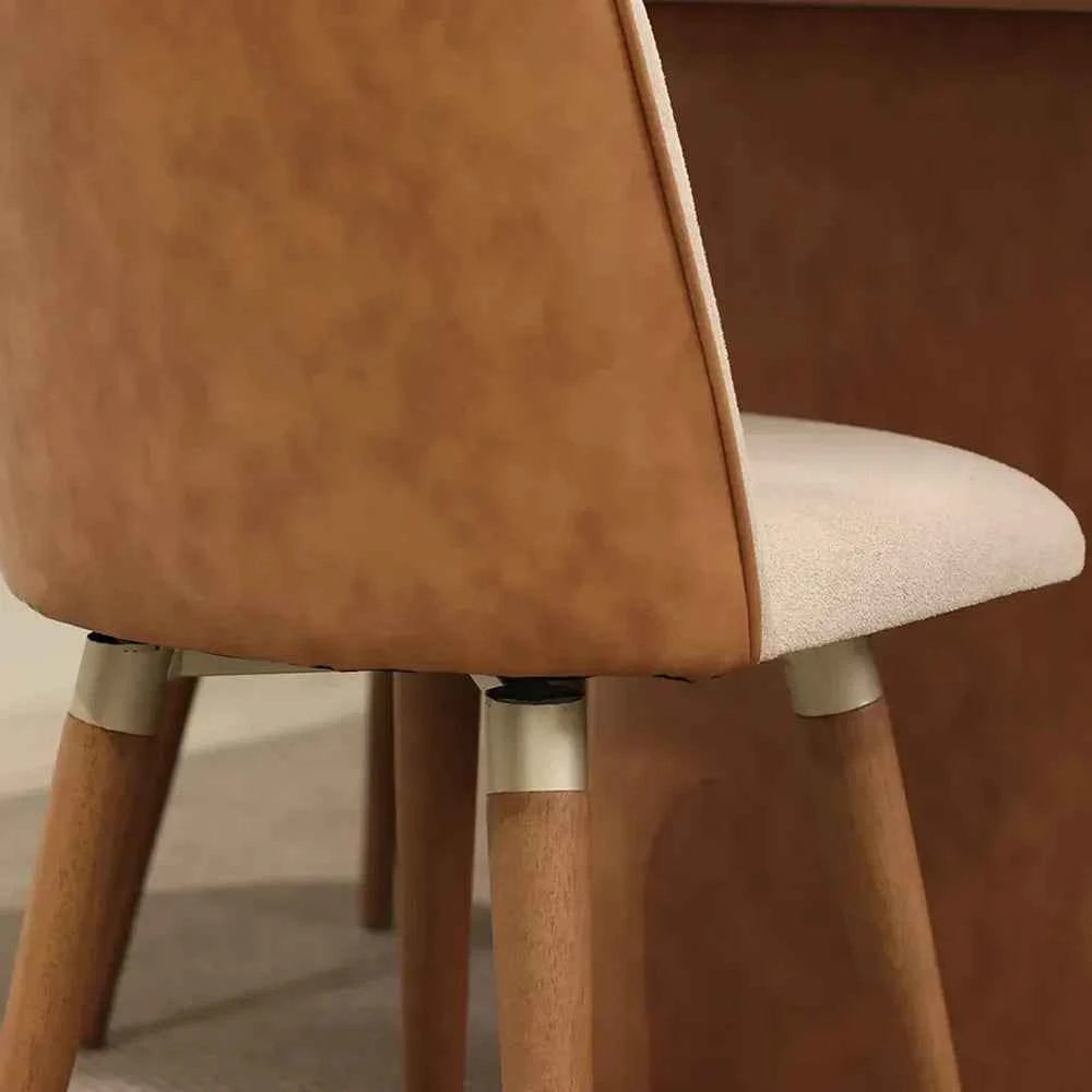 Conjunto de 4 Cadeiras de Madeira Maciça Estofada Dakota - Natural c/ Bouclé Fendi e PU Caramelo - Champanhe