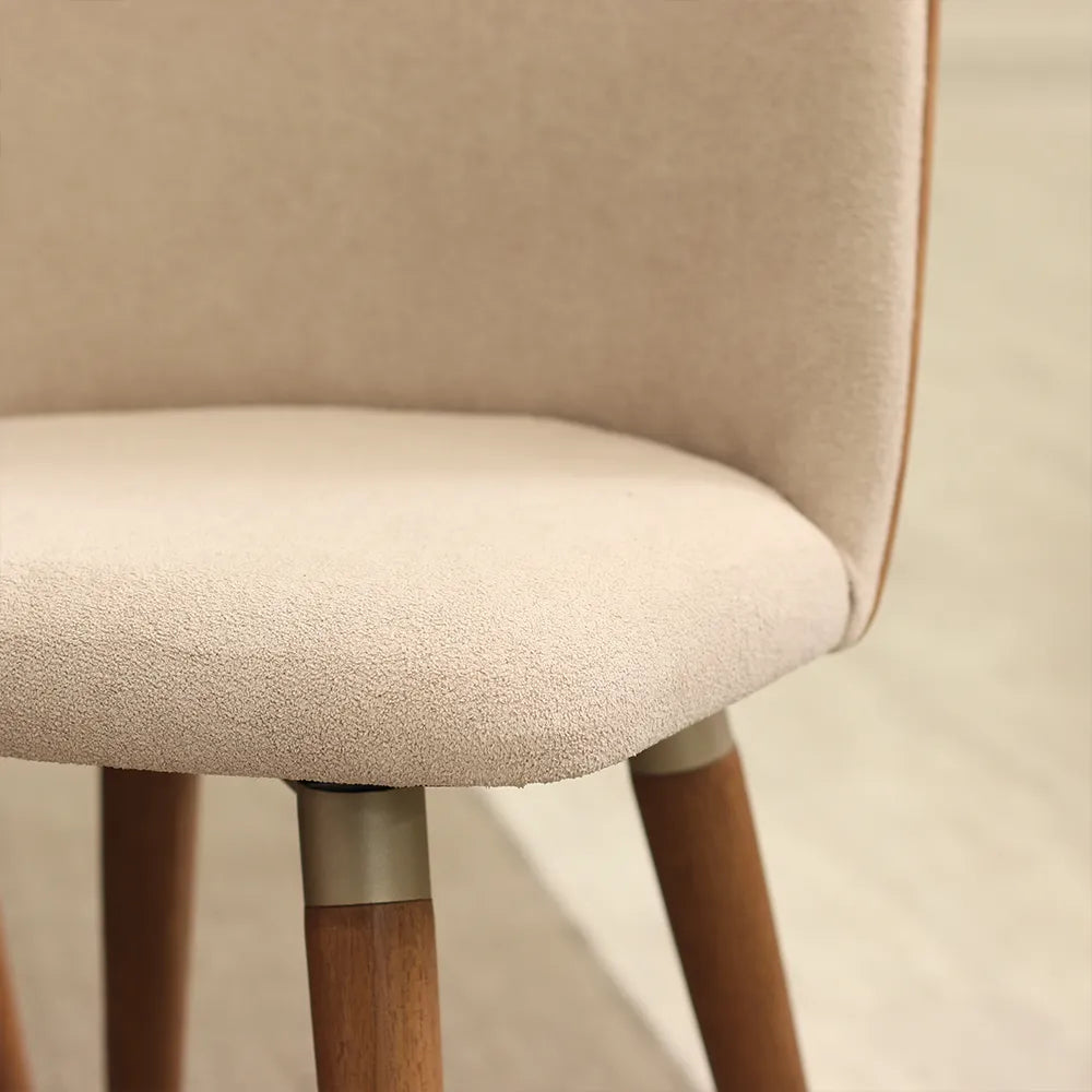 Conjunto de 2 Cadeiras Giratória de Madeira Maciça Estofada Dakota - Natural c/ Bouclé Fendi e PU Caramelo - Champanhe