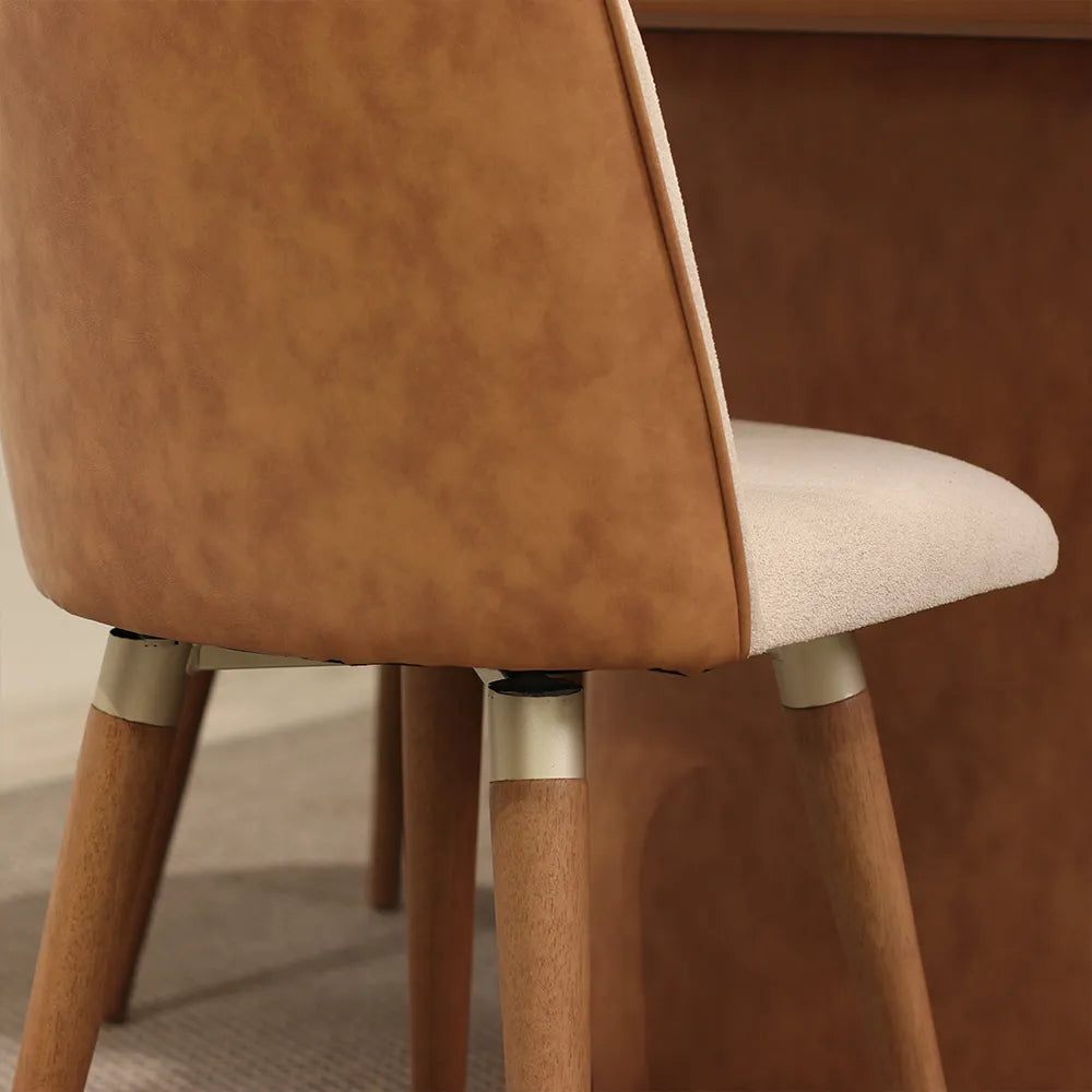 Conjunto de 2 Cadeiras Giratória de Madeira Maciça Estofada Dakota - Natural c/ Bouclé Fendi e PU Caramelo - Champanhe