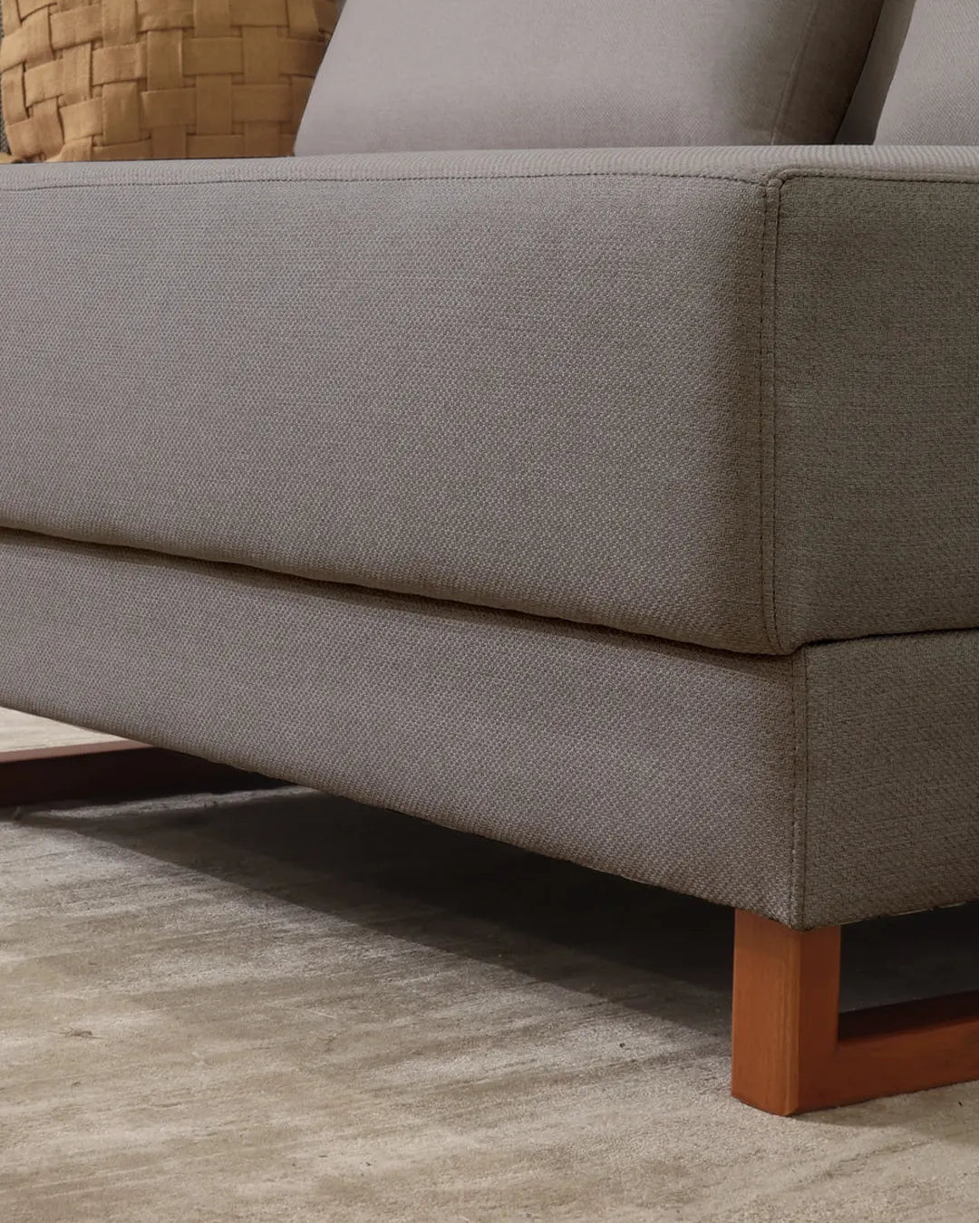 Sofá 3 Lugares com Chaise Lado Esquerdo Mônaco 270 cm - Linho Texturizado Cinza c/ Natural