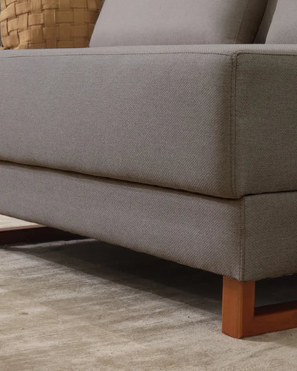 Sofá 3 Lugares com Chaise Lado Direito Mônaco 240 cm - Linho Texturizado Cinza c/ Natural
