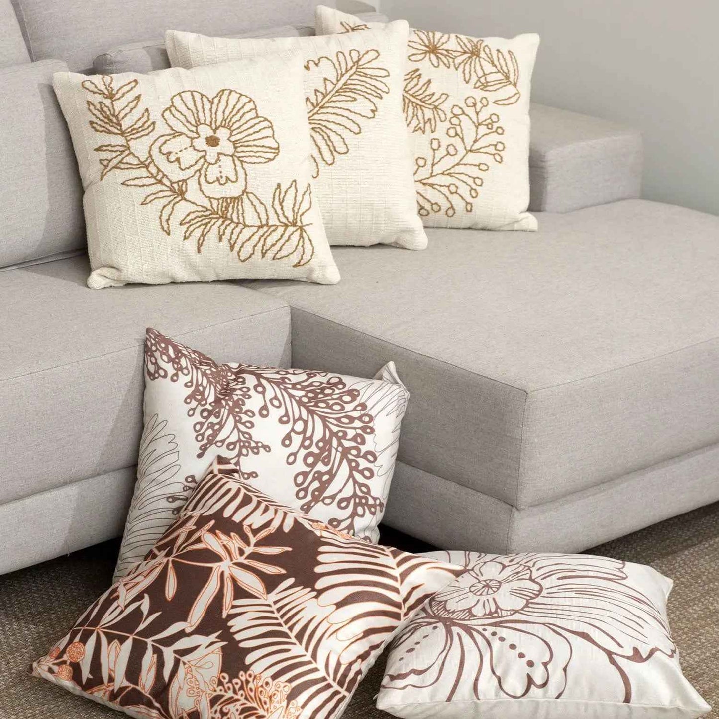 Capa da Almofada Veludo Florear 43 x 43 cm - Marrom c/ Folhas Off White