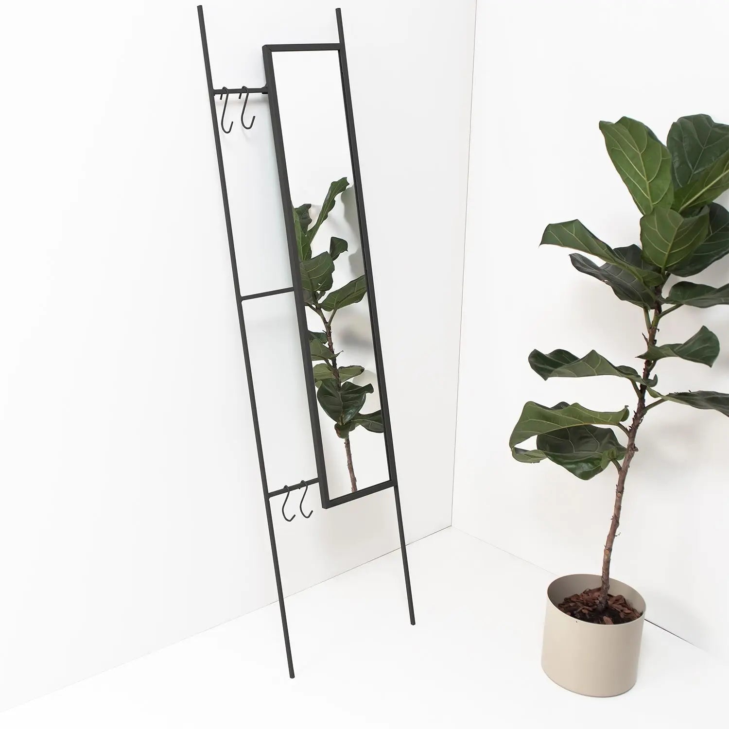 Homedock Escadinha de Metal com Espelho Léa 156 cm - Preto Linee