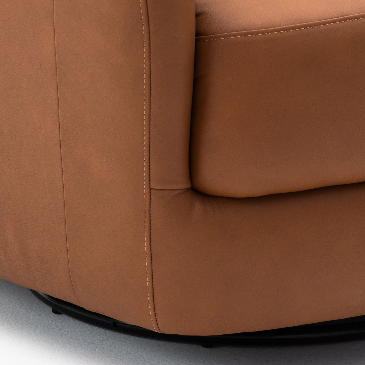Homedock Poltrona Estofada Giratória Naga - Couro Natural Caramelo Minuano