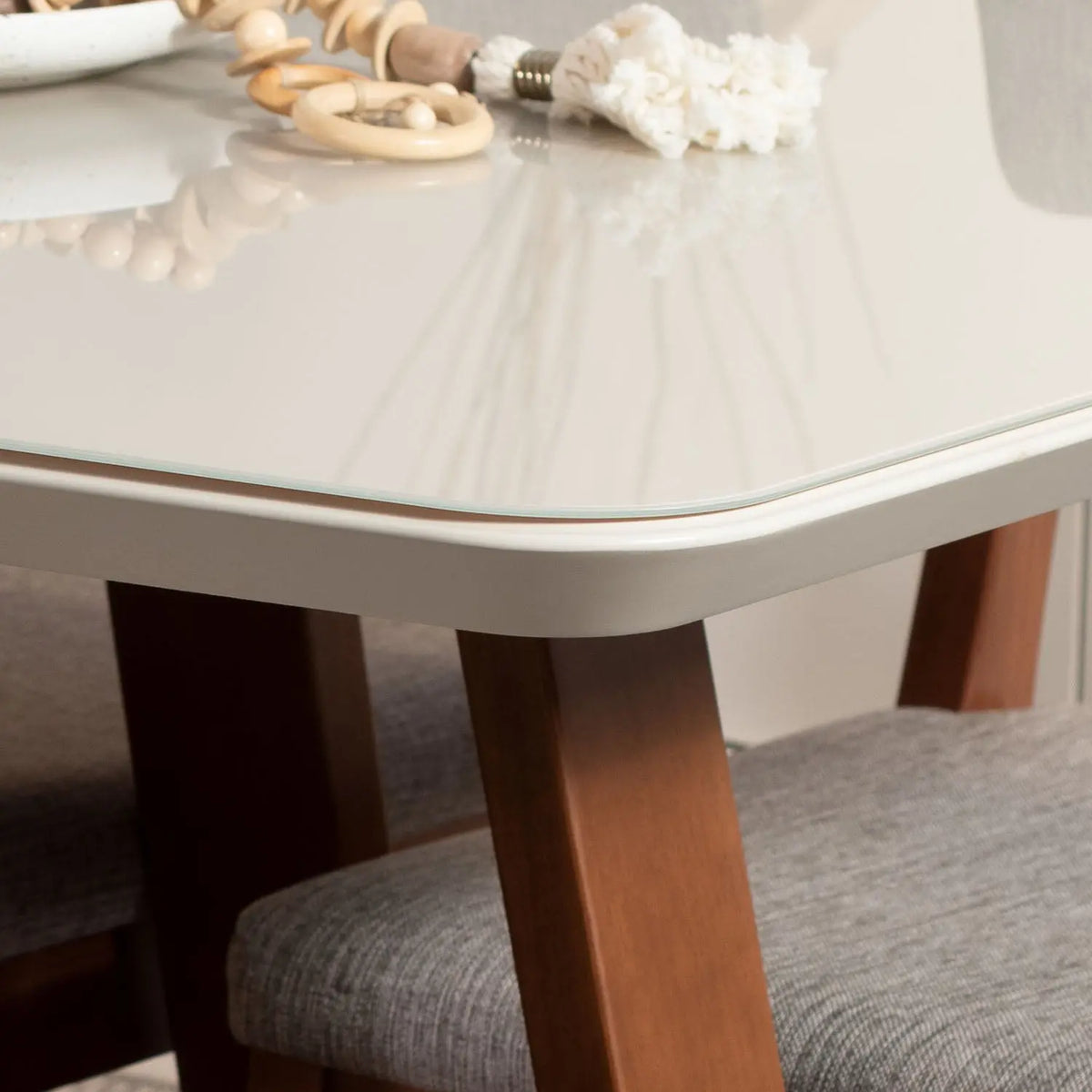 Homedock Conjunto de Jantar Mesa com Vidro Bennett 4 Cadeiras Ella - Natural c/ Off White Móveis Província